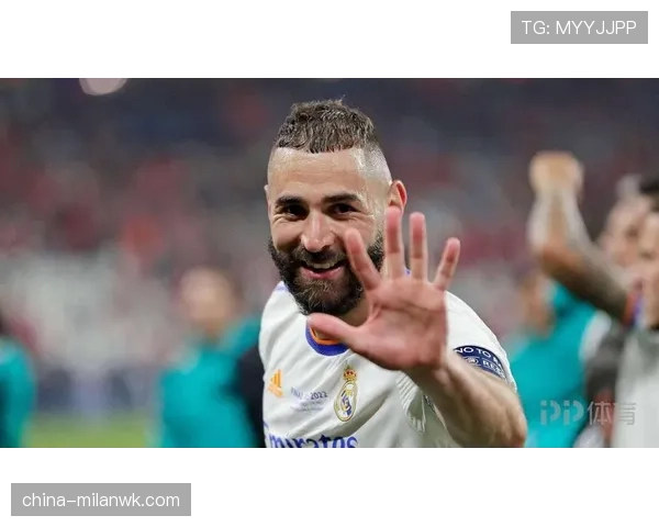 本泽马巅峰期为何来得晚：中锋角色的自我革命解析